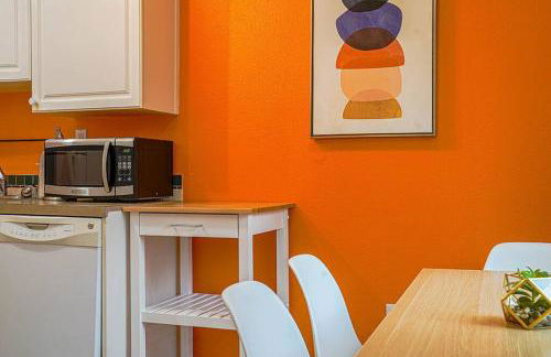 Colorful downtown condo, 2 bedrooms, king bed - Foto 15