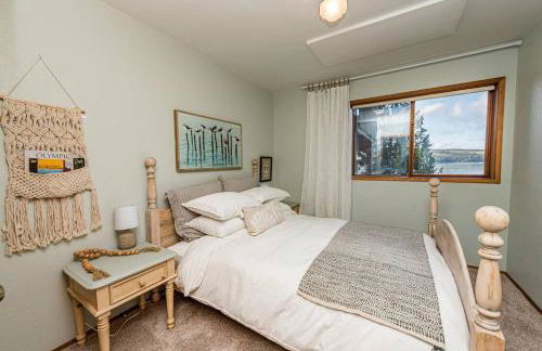 Waterfront Retreat with Fireplace, Hot Tub & Sauna - Foto 12