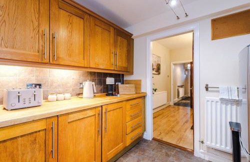 Cosy 3-Bed, Sleeps 5, Free Parking, Long and Short Stays - Photo 23