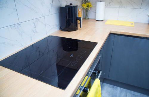 Bridge Court by Sterling Edge Apartments - Luxury Aparthotel - Stylish 1-bed Apartments - Balcony with Canal View or Private Garden - Free Parking - Foto 77