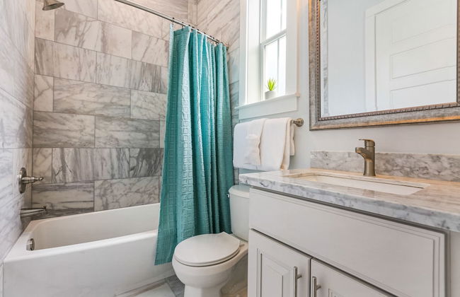 Modern 4 BR Condo with Balcony & Pool - Near FQ - Foto 30