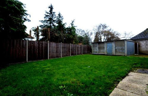 Cozy 2-Bed Detached Bungalow with Parking Woking - Photo 14