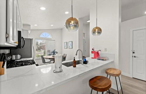 Recently Upgraded House with King Suite, quiet NBHD, Fast Wifi, and Yard - Foto 12