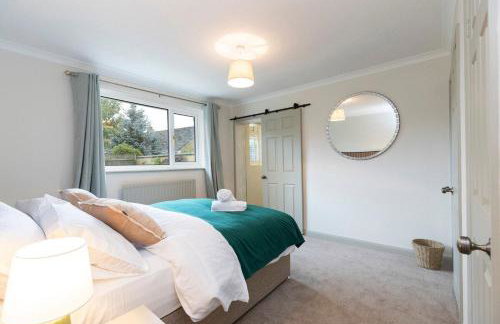 Hot Tub Free Parking 5 Bedroom Large Space - Photo 13