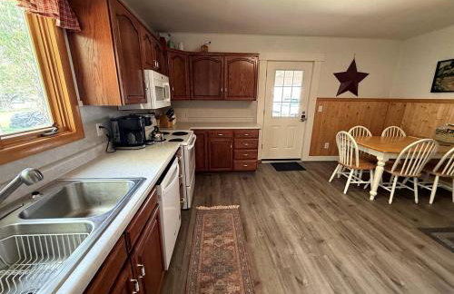Charming Montana Bungalow with Madison River Views, Steps from Main Street in Ennis, MT - Foto 11