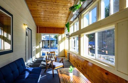 Blue House - private 2 bed, 2 bath home with garage - Photo 2