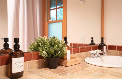 Bellevue Forest Haven Hideaway - Photo 12