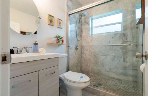 Arthaus- Fully Stocked Kitchen and Fenced Yard - Foto 43