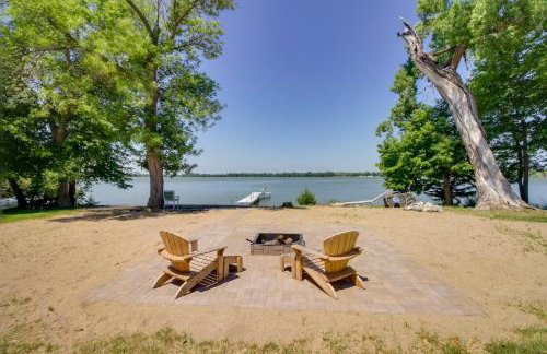 Lakefront Sunburg Vacation Rental with Boat Dock! - Foto 32