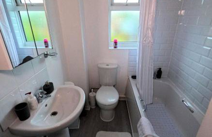 Milton Keynes Luxury Short Stay House with WIFI and Free Parking - Photo 40