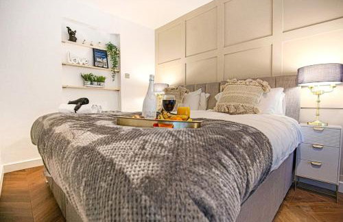 Grace House - Prime Location - Driveway Parking, Pool Table, Fast Wifi, Self Check-In and Smart TV with Sky TV and Netflix by Yoko Property - Photo 8