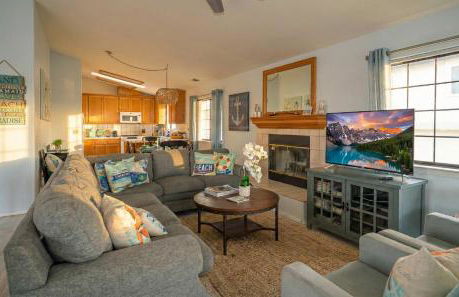 Spacious 3BR Home with Hot Tub & Private Yard - Foto 2