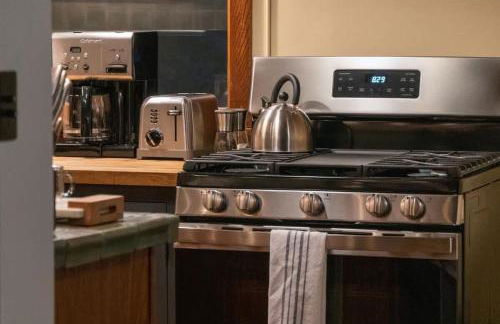 Chic Catskills Cabin with Hot Tub and Fire Pit - Foto 17