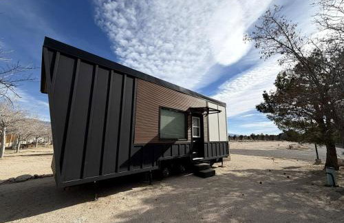 Stylish Modern Tiny House on Wheels with Stunning Mountain Views Near Lone Pine, California - Foto 9