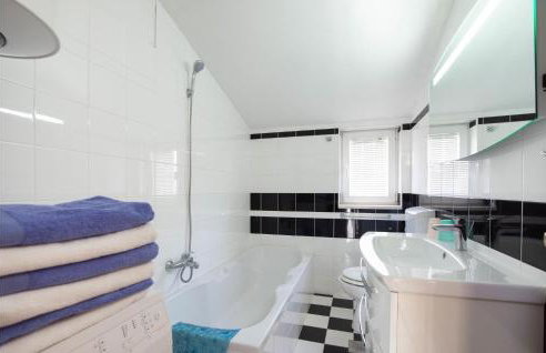 Three-Bedroom Apartment In Ostrvica - Photo 39