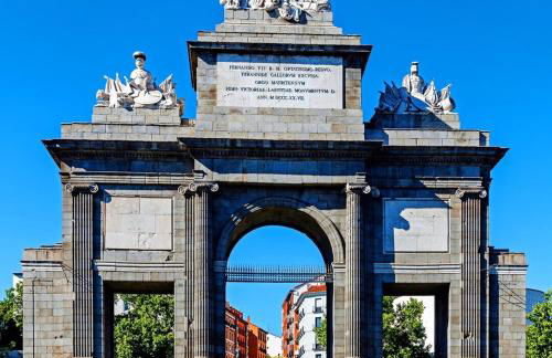 Rastro, Plaza Mayor and Madrid Río - Photo 8