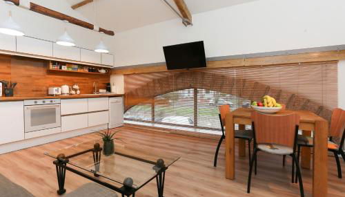 Strawberry Line, Apartment 2 - Photo 4