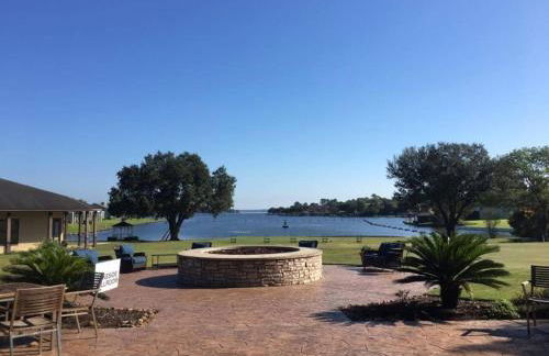 Stylish Studio on Lake Conroe - Photo 2