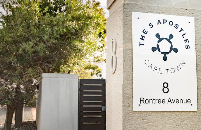 Relax in Style at This Stunning Villa in Camps Bay, Cape Town - Photo 28