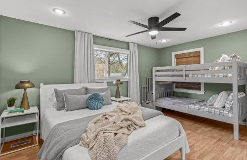 Spacious Family Haven - Walk to Downtown & JBU - Foto 13