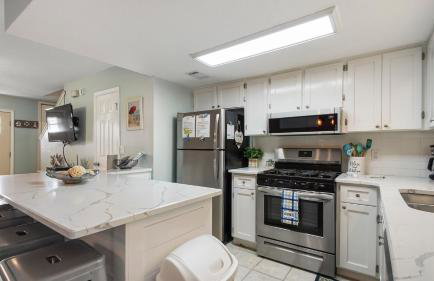 Beach access close to Walmart, Bowling,skating and Game room - Photo 19