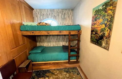 Two-Story Cabin Rental for Large Groups along Hamilton Creek in Marble Falls, Texas - Foto 3