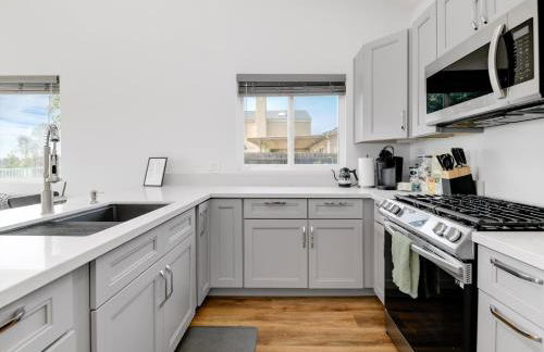 Bright Spacious Modern Getaway - Photo 15