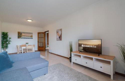 Sunny Cozy Flat w/ Terrace - São João - Foto 13