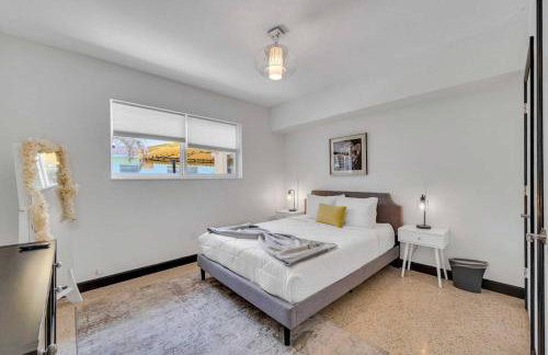 Modern Tropical Pool House North Miami Hot Tub - Foto 37