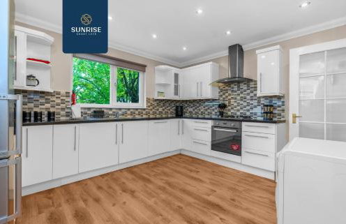 Muirton House 2 - INVOICE and REDUCED PRICE only via SUNRISE SHORT LETS DUNDEE, SLEEPS 8 has 4 Twin Bedrooms with 4 Car Parking, 2 Baths, 5 Smart TV, Fully Equipped, Garden, Free WiFi, and ONLY 9 Mins to STANNERGATE Ports - Foto 9