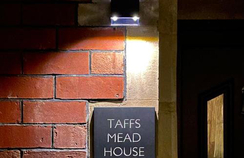 TAFFS MEAD HOUSE Central City Location, nr Stadium, Family Friendly! - Photo 17