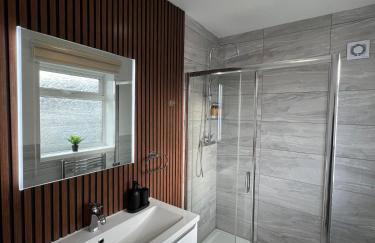 The Place with king beds, Ensuite Bathrooms, Close to Airport and Free Parking - Foto 13