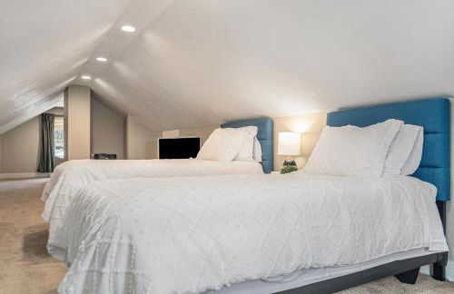 Benson's Cozy 3-BR Retreat with BBQ Grill - Photo 2