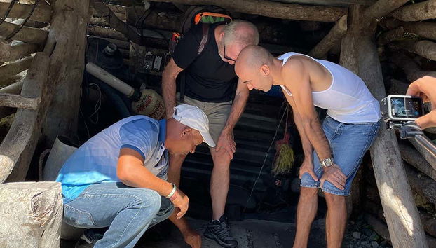 Escursione alle miniere di larimar - Foto 3, La guida ci spiega come avviene l'estrazione del larimar