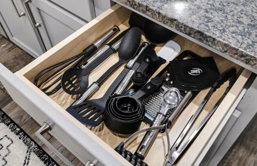 Stylish Hot Tub Retreat BBQ Yard Games WiFi Pets - Foto 17