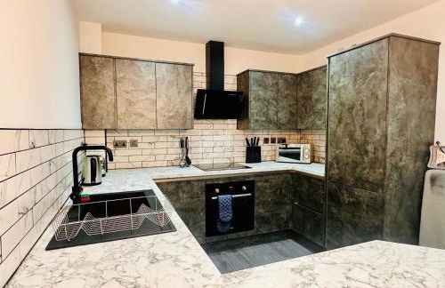 Spacious 2 Bedroom Modern Apartments - Central Location - Free Parking - Smart TV - Washer Dryer - Built for Contractors, Consultants and Work Teams - Foto 5