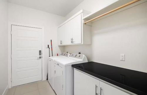 Luxurious Condo with Pool & Garage Close to Shopping - Foto 15