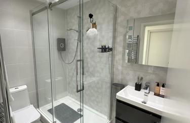 Stylish City Retreat with Views & Court Yard - Foto 17