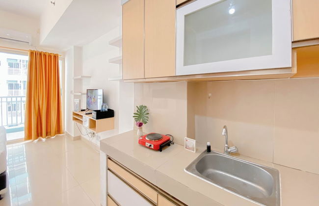 Homey and Simply Studio Apartment at The Nest Puri - Foto 13