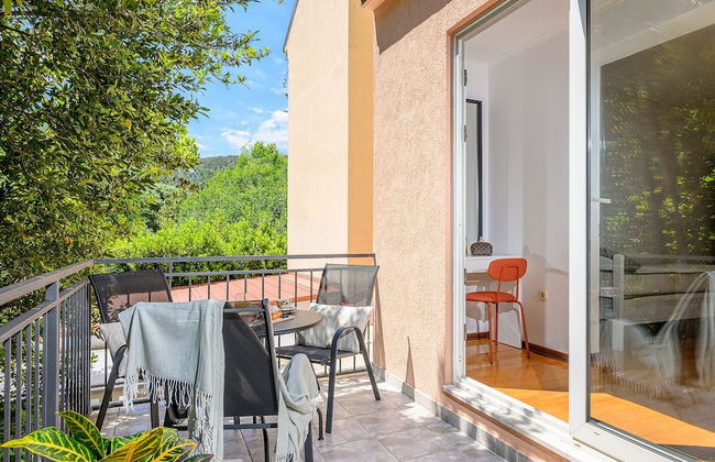 Yellow house with private parking - Photo 23