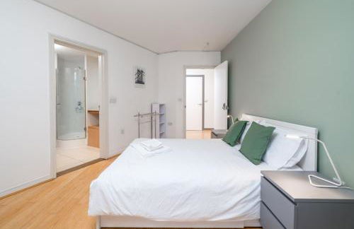 Lovely 3BD Flat, Parking, sleeps SIX close to O2 - Foto 2