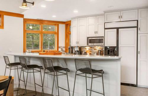 Beautiful Lakescape-4 BR Home with Heated Pool & Rec Space-Family Friendly - Foto 13