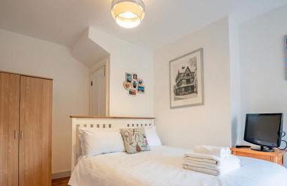 Exquisite Renovation in Central Location with Garden and Parking - Photo 42