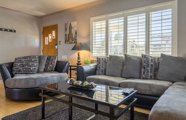 The Retro Escape City Park Hot Tub & Movie Theater - Foto 1