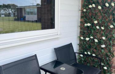 141 -Two bed Chalet on Sunbeach Holiday Park - Sleeps 6, pet friendly, FREE pool and entertainment passes included - plus WiFi with bedding and towels included - only 300m from the beach! - Foto 16