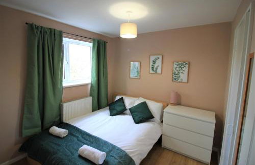 St James House - Charming 3 bed, 2 bathrooms, driveway parking, close to town centre - Photo 12