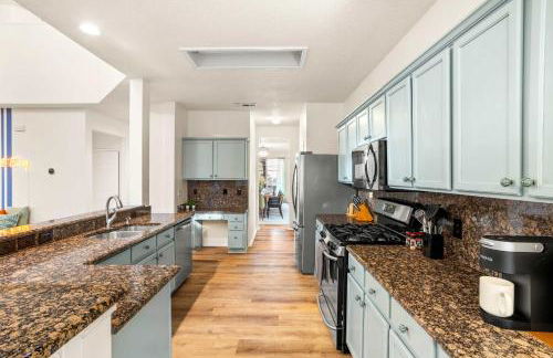 Resort Style Backyard Pool Pickleball Court - Foto 19