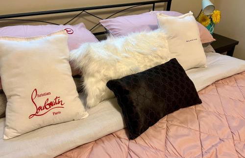 Designer Themed 4 Bedroom in Best Location with Patio and Fireplace - Foto 29