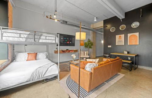 Stunning Downtown Apartment with Pool, Laundry, Parking - Foto 5