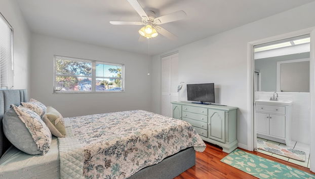 Sunny Retreat In Clearwater 2 Bedroom Home by RedAwning - Foto 2, Habitación